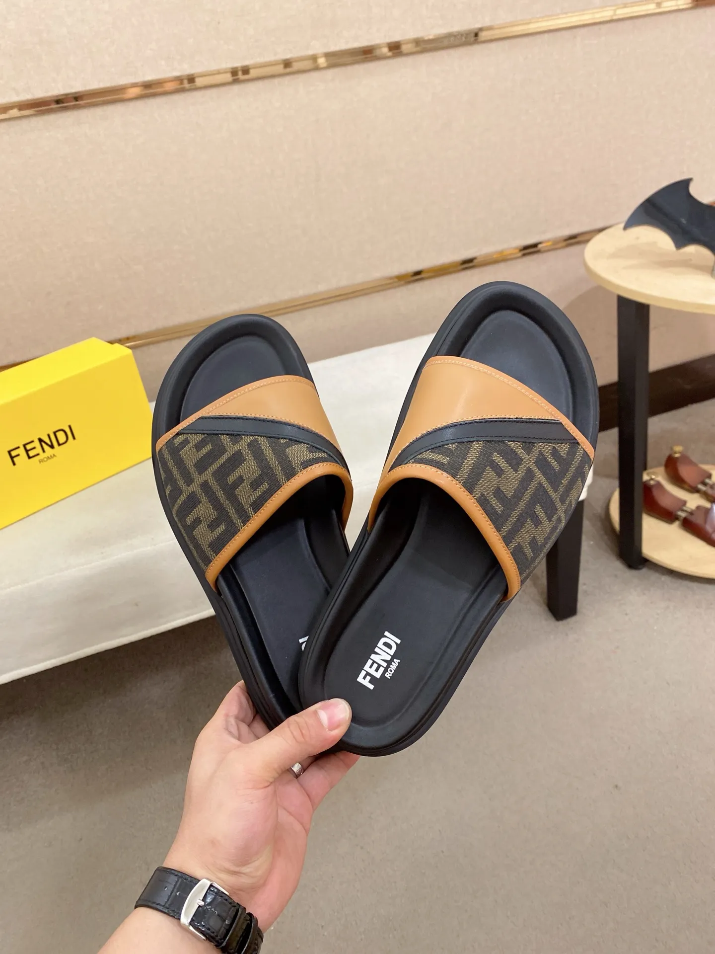 Factory price: 320💰 [Fendi Slippers] High-end brand of men's shoes, official website 1:1 latest masterpiece: original mold customization, the fabric is made of imported original materials, upgraded outsole, lighter and non-slip. The market's top quality, simple yet tasteful, a must-have for fashionistas, fashionable at your feet, full of confidence, the same style at the counter 👍The season of summer slippers is here. Code: 38-44 (45 is custom-made and cannot be returned or exchanged)